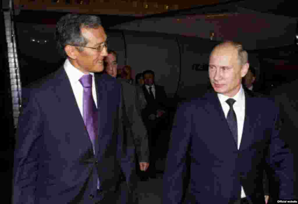 Эл аралык &quot;Манас&quot; аэропортунан Орусиянын президенти Владимир Путинди биринчи вице-премьер- министр Жоомарт Оторбаев тосуп алды.&nbsp;