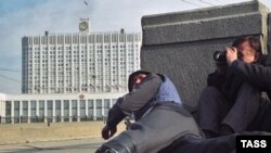 Среди тех, кто пришел 15 лет спустя к Дому Правительства, царило полное единодушие в оценке тех событий