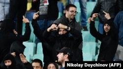 14 жовтня матч між Болгарією та Англією двічі зупиняли через расистські вигуки на адресу англійців