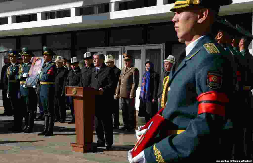 &ldquo;Кыргыз эли бүгүн жылдыздай уулу менен коштошуп жатат. Темирге &quot;президент боло турган жигит сенсиң&quot; деп айткам. Ал өлкө башчысы боло турган жигит болчу. Коррупция менен күрөшүүдө, армияны, күч түзүмдөрүн, коопсуздукту камсыз кылууда мага чоң жардам берген. Темир таза коом, Кыргызстанда таза шайлоо болсун деп өмүрүн берди&rdquo;, - деди&nbsp;Алмазбек Атамбаев.