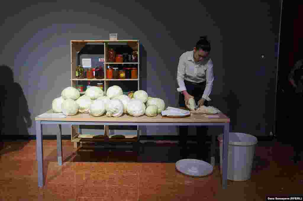 Художник Айгерим Оспан демонстрирует перформанс, где она буквально рубит капусту. Сама девушка, являясь частью перформанса, не реагировала на вопросы подходящих зрителей. Как прокомментировала куратор выставки Айгерим Капар, в Астану едут &quot;рубить капусту&quot;. В следующие дни перформанса Айгерим Оспан будет ее квасить и затем угощать посетителей. Это действие должно демонстрировать, что нужно делиться с людьми.&nbsp;