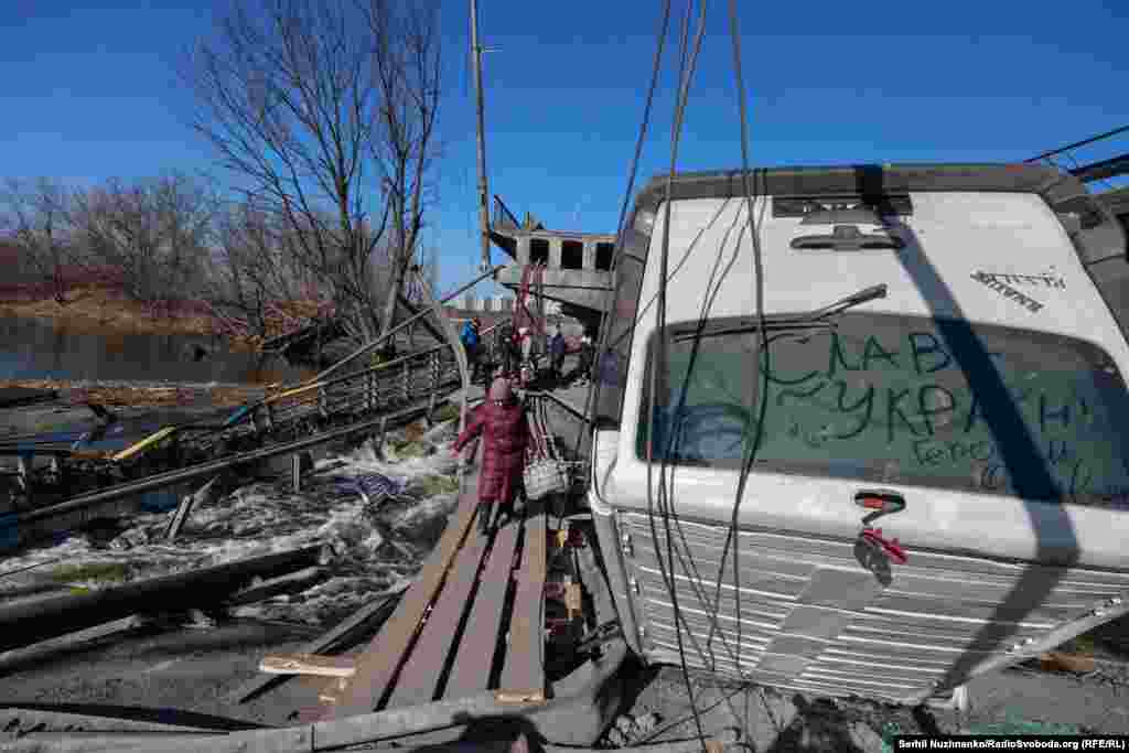 У канцы лютага — сакавіку 2022 году, ратуючыся ад расейскіх войскаў, цераз Раманаўскі мост перайшлі амаль 40 тысяч мірных жыхароў. У гэтым месцы ад расейскіх абстрэлаў загінулі больш за 10 мірных жыхароў.Цяпер руіны старога мосту — месца памяці. Сюды прыходзяць ушанаваць памяць загінулых.Зьлева фота 11 сакавіка 2022 году, справа — з сакавіка 2025 году