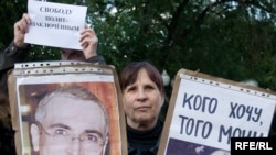 Плакаты на одном из красноярских митингов оппозиции