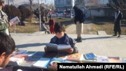 اطفال و نوجوانان نیز علاقه گرفته اند تا از این نمایشگاه کتاب دیدن کنند.