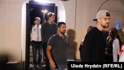 Звільнення заарештованих після протестів людей, Мінськ, 14 серпня 2020 року 