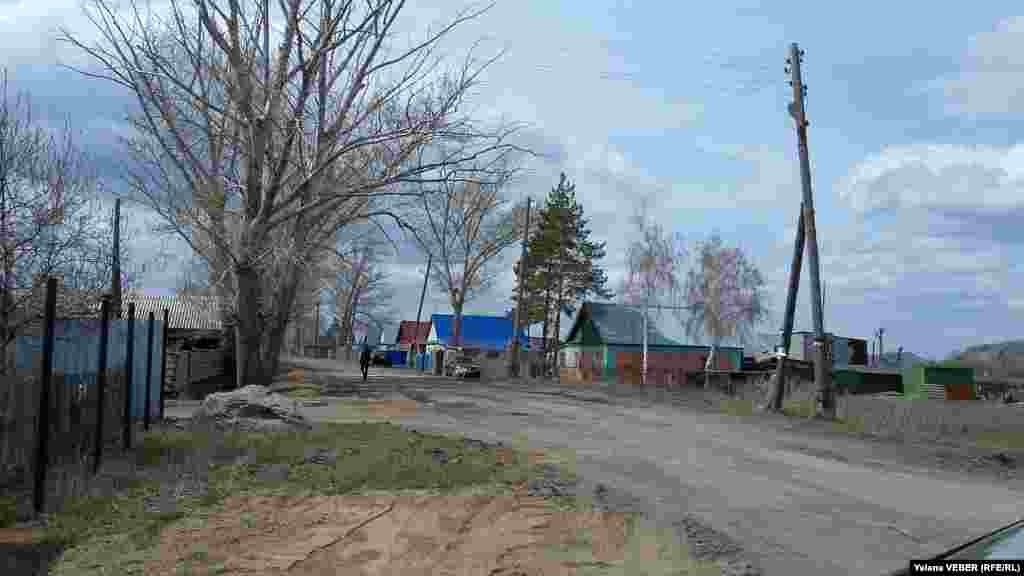 Дома в селе еще не скоро просохнут после наводнения. На это может уйти несколько лет, говорят жители. Аким Карагандинской области Ерлан Кошанов на днях побывал в селе Чкалово и пообещал, что в мае начнутся выплаты и что без помощи никто не останется.&nbsp;