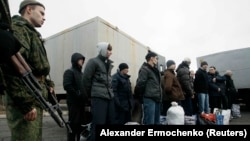 Під час обміну утримуваними особами біля пункту перетину Майорськ в Донецькій області, Україна, 27 грудня 2017 року