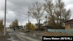 Поселок имени Габидена Мустафина в Карагандинской области. Здесь электросети не выдерживают порывов ветра, дождя, буранов. При этом за электроэнергию сельчане платят больше, чем в городе.   