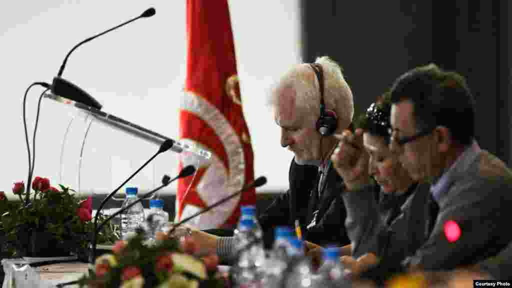 Алесь Бяляцкі на канфэрэнцыі ў пострэвалюцыйным Тунісе. 2011