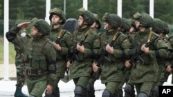 Белорусские военнослужащие маршируют во время церемонии открытия совместных стратегических учений вооруженных сил Российской Федерации и Республики Беларусь «Запад-2021» на полигоне Мулино в Нижегородской области, Россия, 9 сентября 2021 года