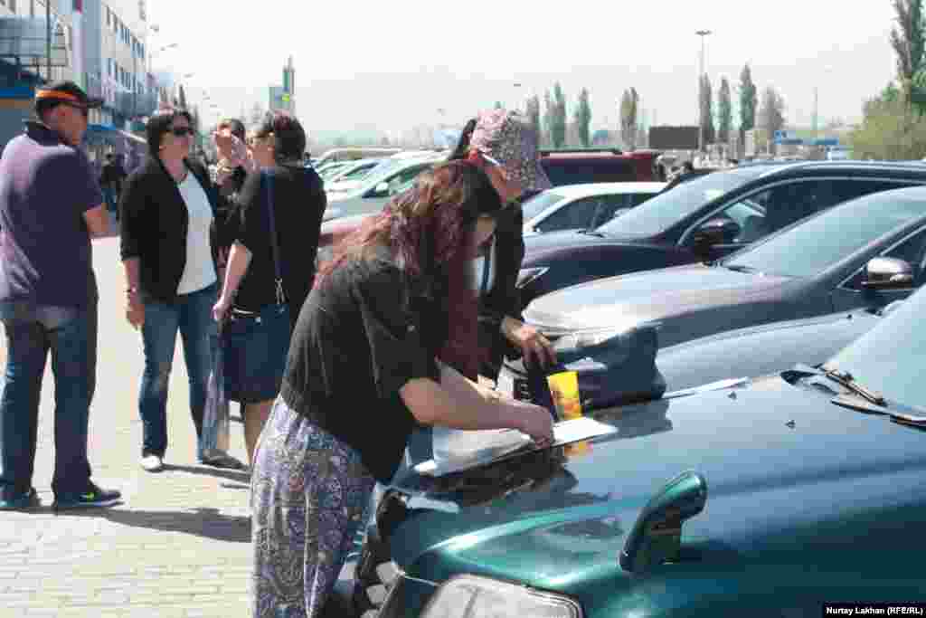 Некоторые торговцы пишут письма прямо на капоте автомобилей.