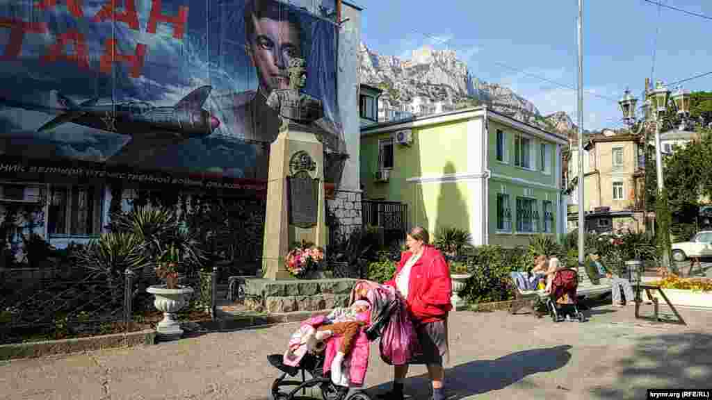 Пам&#39;ятник легендарному кримськотатарському льотчику-випробувачу, двічі герою Радянського Союзу Амет-хану Султану, який народився в Алупці