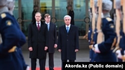 Государственный визит президента Казахстана Касым-Жомарта Токаева в Москву. 11 ноября 2025 года. В аэропорту его встретил первый вице-премьер России Денис Мантуров
