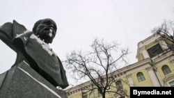 Помнік Дзяржынскаму побач з будынкам КДБ у Менску