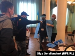 Голосування на дому проводили спеціальні мобільні групи, до складу яких входили троє членів ДВК і поліцейський