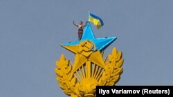 20 августа на шпиле высотного здания на Котельнической набережной появился украинский флаг