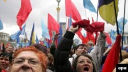 В интервью иностранным журналистам Ющенко заявил, что сроки проведения досрочных парламентских выборов могут быть предметом переговоров политических сил