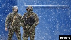 Военные охраняют пресс-центр перед объявлением результатов выборов в Южной Осетии