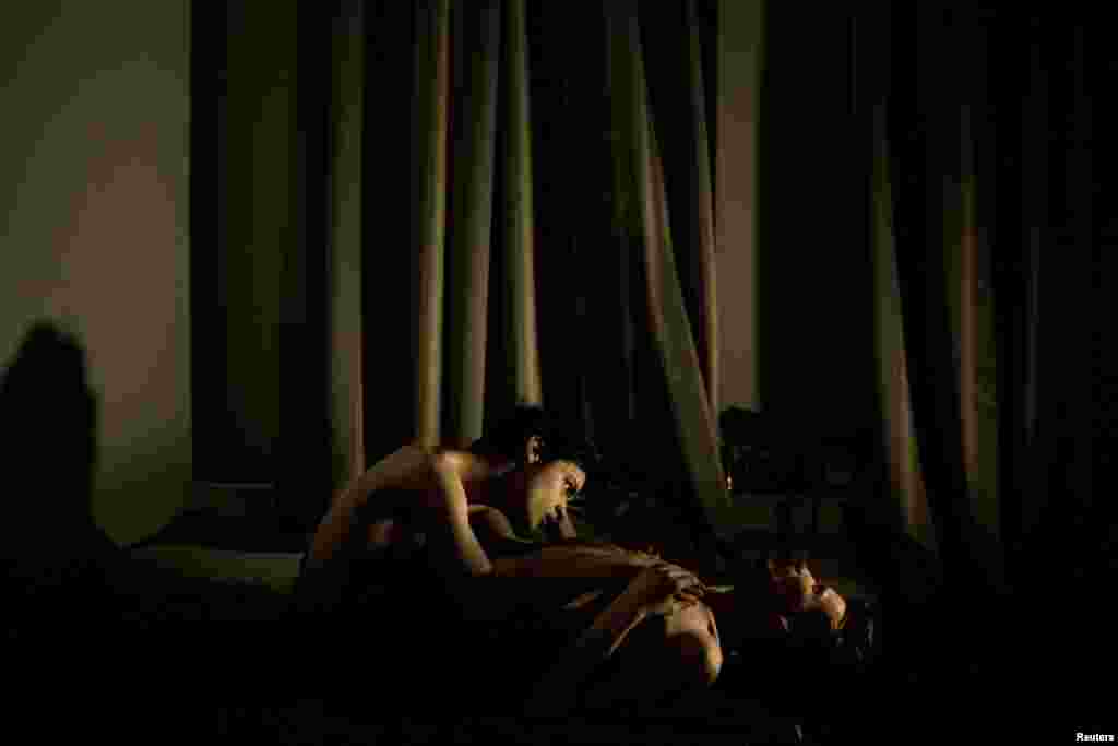 Мадс Ниссен, фотокорреспондент датской газеты&nbsp;Politiken, стал победителем конкурса&nbsp;World Press Photo с этой работой, на которой изображена российская гей-пара из Петербурга. &nbsp;