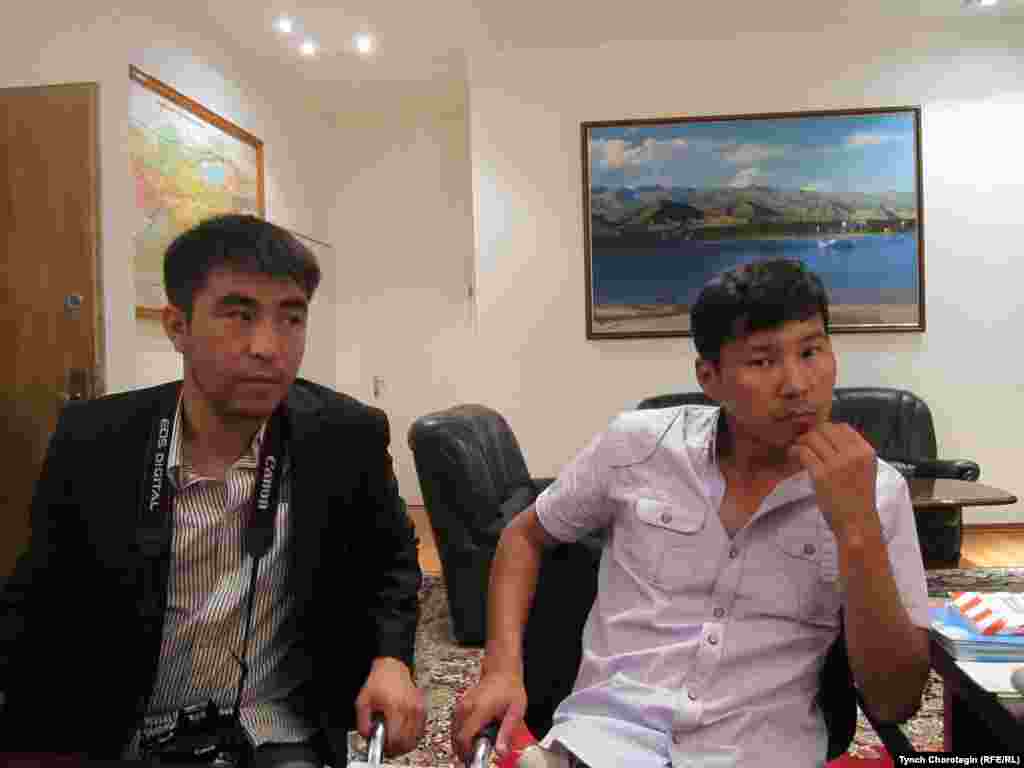 Жанарбек Акаев и Алмаз Алимбаев из "Азаттык Плюс" были желанными гостями кыргызской молодежи Берлина. - Поминальный вечер, посвященный жертвам трагических событий на юге Кыргызстана в июне 2010 г., был проведен 10 июня 2011 г. в Кыргызском посольстве в г.Берлин (ФРГ). Фото Т.Чоротегина. Радио “Азаттык”. 