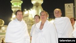 Татарстан вәкилләре Әл-Хәрәм мәчетендә. Cулдан уңга: Илсур Метшин, Марат Гатин, Рөстәм Миңнеханов, Шамил Агиев, Линар Якупов