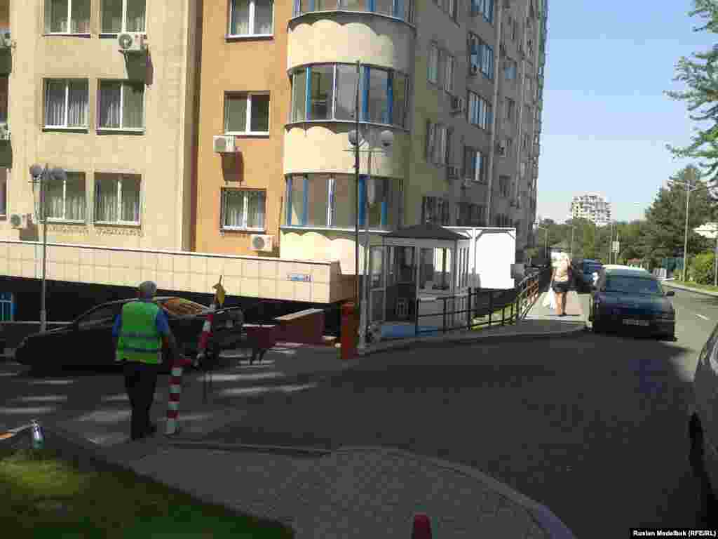 Дворы многих новых алматинских многоэтажек находятся под круглосуточной охраной. Охранники следят за тем, чтобы на территорию двора не проникали посторонние люди и не въезжали чужие автомобили. Алматы, 28 августа 2013 года.