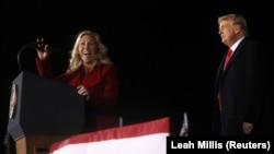 Марджорі Тейлор Ґрін (л) разом із колишнім президентом США Дональдом Трампом