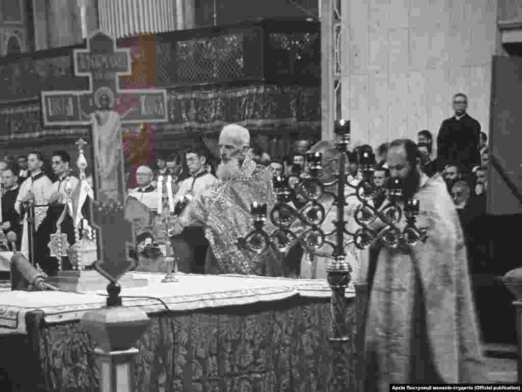 Отець Климентій у співслужінні Божественної Літургії разом з вихователями Папської Руської колегії (Руссікум) у базиліці Святого Петра у Римі 21 травня 1939 р., під час відзначення 950-ї річниці Хрещення Руси-України. Літургію очолює архиєпископ Олександр Євреїнов