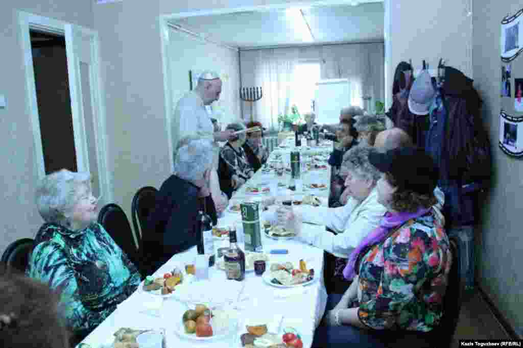 Еврейское старшее поколение в Алматы празднует Песах в одной из комнат библиотеки ассоциации &quot;Мицва&quot;.