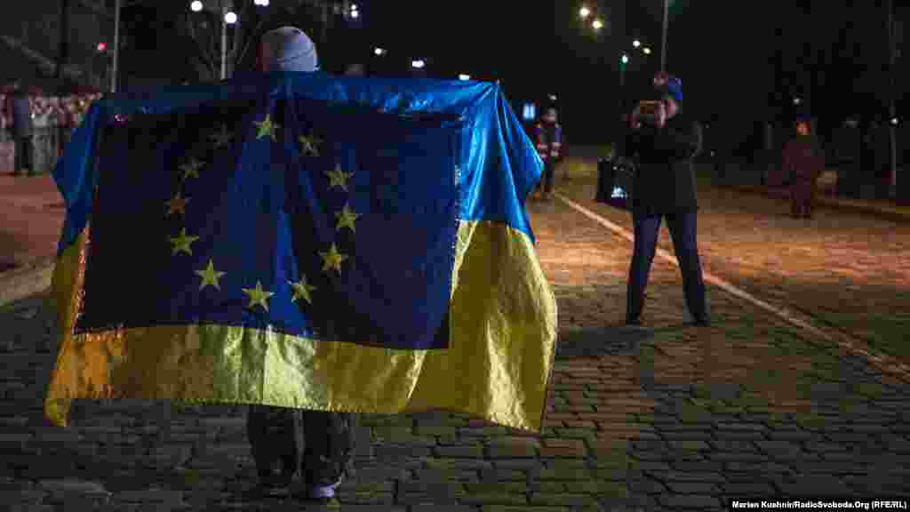 Цей чоловік вийшов на вулицю Інститутську із прапором України та Євросоюзу, як і два роки тому