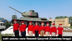Учащиеся школы села Нижний Цасучей в форме "Движения первых"