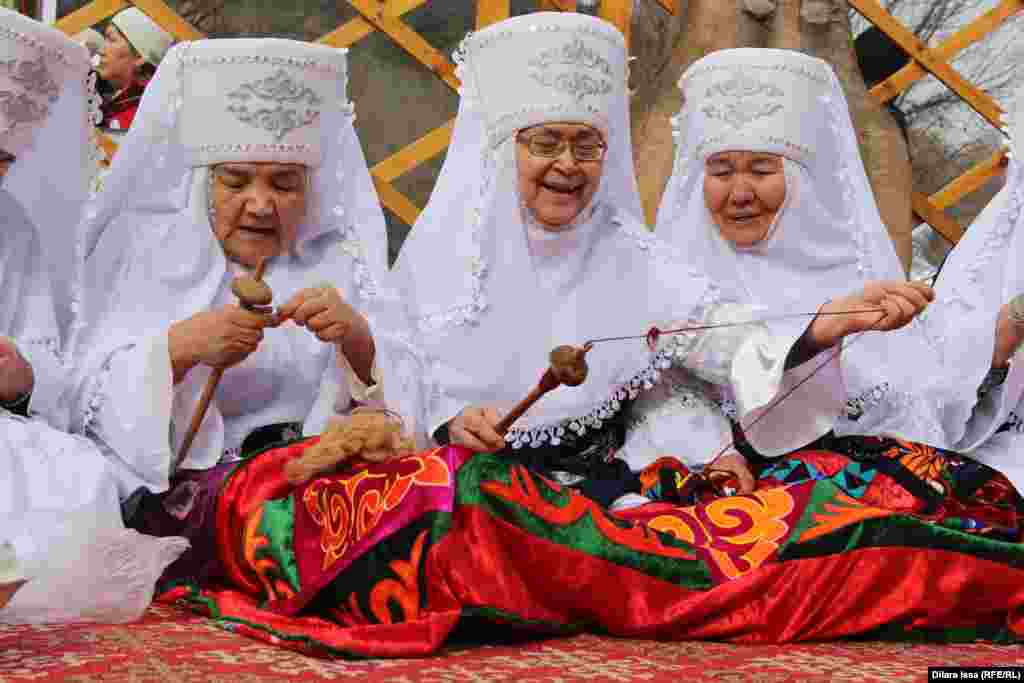 Женщины с прялками.