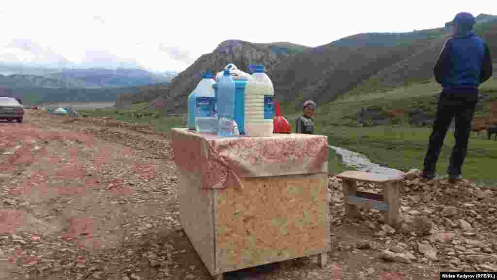 Кээ бир кардарлар куюп берген кымызды ичип, акчасын төлөбөй кеткен учурлар да кездешет.