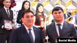 Кылычбек Саркарбаев (справа) и мэр Оша Таалайбек Сарыбашов. Декабрь 2019 года.