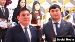 Мэр Оша Таалайбек Сарыбашов и Кылычбек Саркарбаев. Декабрь 2019 года. 