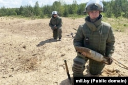 Сапёры падчас разьмінаваньня вайсковага гарадку «Паўлаўка» у траўні 2024 года.