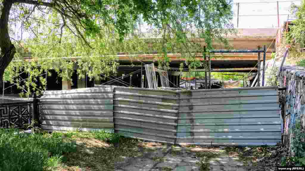 Незважаючи на запевнення підрядника завершити всі роботи до кінця квітня, прилегла територія, як і раніше, завалена будівельним сміттям, біля мосту встановлені ліси, а прохід під спорудою досі закритий. Дізнатися більше про стан реконструкції можна тут​