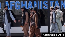 شماری از اعضای حکومت طالبان در میدان هوایی کابل