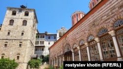 Монастир Ксенофонт на Афоні. Томос для України писався у майстерні на верхньому поверсі вежі, яка ліворуч