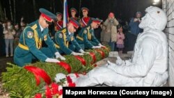 Памятник в Ногинске, городе к востоку от Москвы, под названием «Не сдаюсь». Потерявший ногу на войне в Украине российский солдат держит гранату с выдернутой чекой