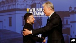 Прэзыдэнт Літвы Гітанас Наўседа (справа) вітае прэзыдэнта Ўкраіны Ўладзімера Зяленскага падчас прыбыцьця на Віленскі саміт 2 чэрвеня 2025 году