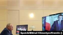 ՌԴ նախագահ Վլադիմիր Պուտինը տեսակապով զրուցում է ֆրանսիացի պաշտոնակից Էմանյուել Մակրոնի հետ, արխիվ: 