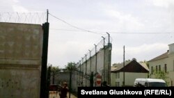 Казакстандын Улуттук Коопсуздук комитетинин имаратынын алдында женил унаа жарылды.