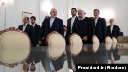 Эрон президенти Ҳасан Руҳоний (ўнгдан учинчи)