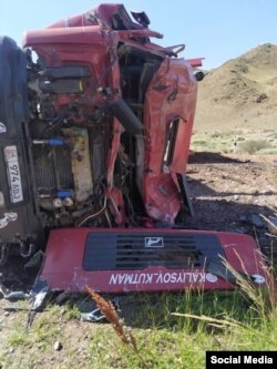 Грузовик после столкновения.