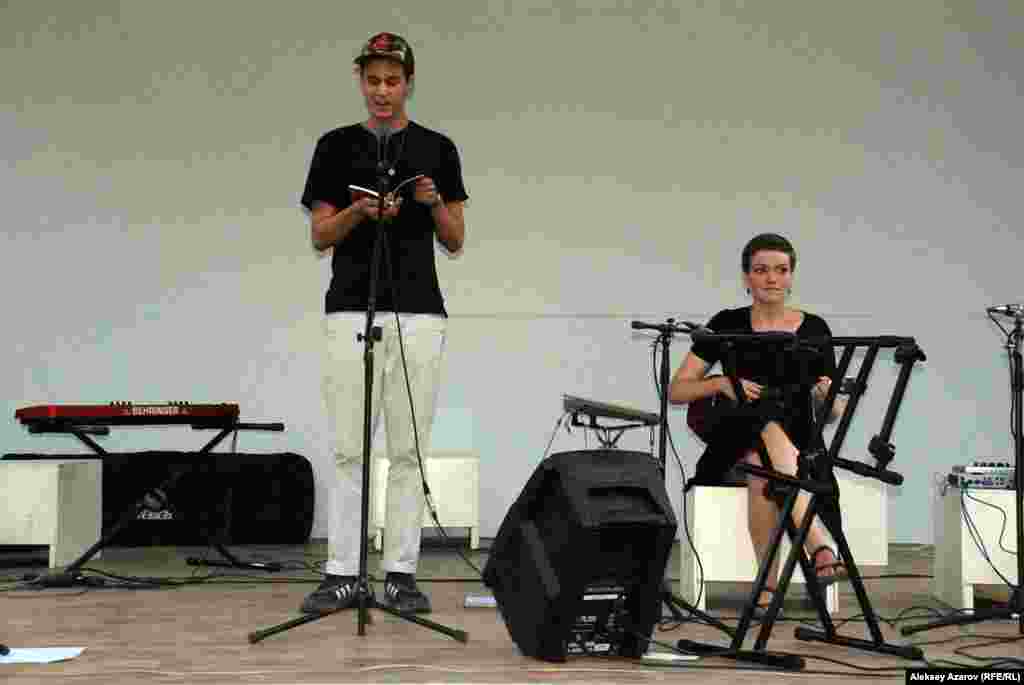 Из американских поэтов, кроме Мишель Чен Браун, в фестивале участвовали студенты Данте Матеро (слева) и Грейс Гарретт.