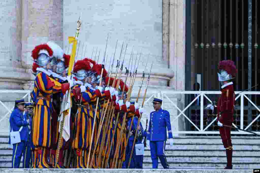 Швайцарскія гвардзейцы падчас цырымоніі