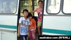 Daşoguzda şäherara awtobuslarynyň esasy ýolagçylaryny pagta meýdanlaryna alnyp barylýan mekdep okuwçylary we býujet işgärleri düzýärler.