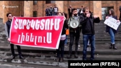 Դավիթ Պետրոսյանն ու Վահան Կոստանյանը՝ բողոքի ցույցերից մեկի ժամանակ, 7-ը նոյեմբերի, 2017թ.