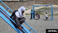 شاگردان دختر و پسر در کهمرد ولایت بامیان